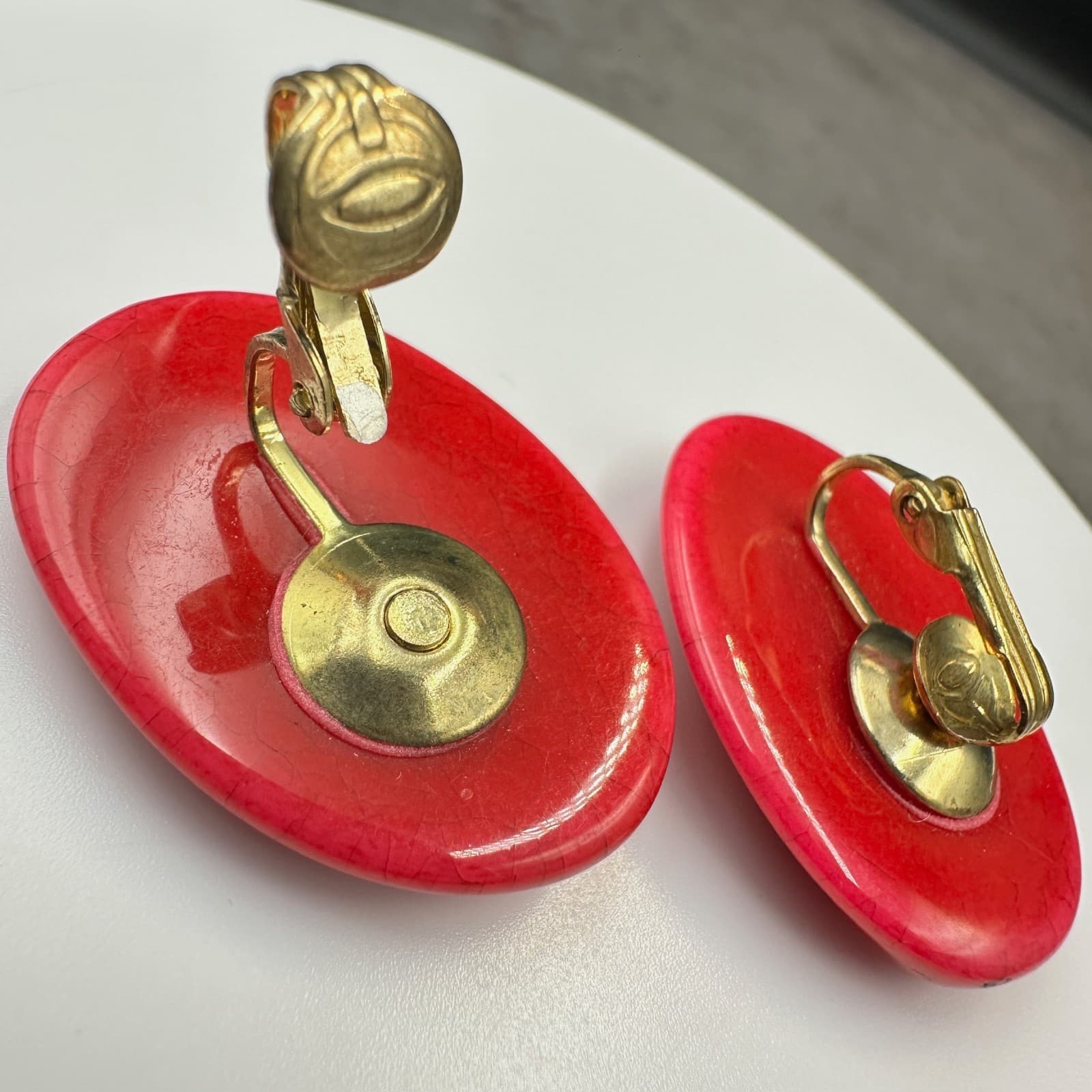 Bold Retro Red Clip-On Earrings w/ Sculpted Oval Design – Vintage Statement Pair - Thumbnail 6
