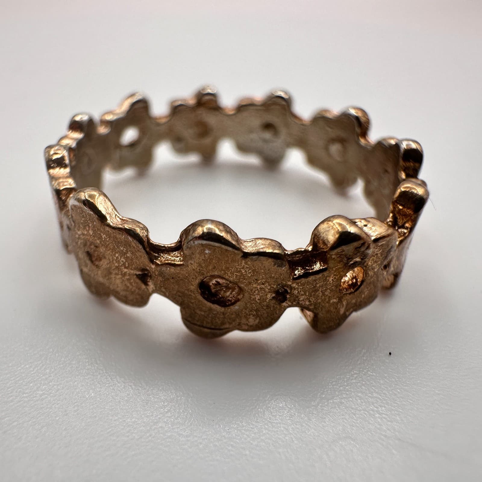 Vintage 80s Gold Tone Daisy Flower Band Ring Continuous Floral Pattern Jewelry - Thumbnail 3