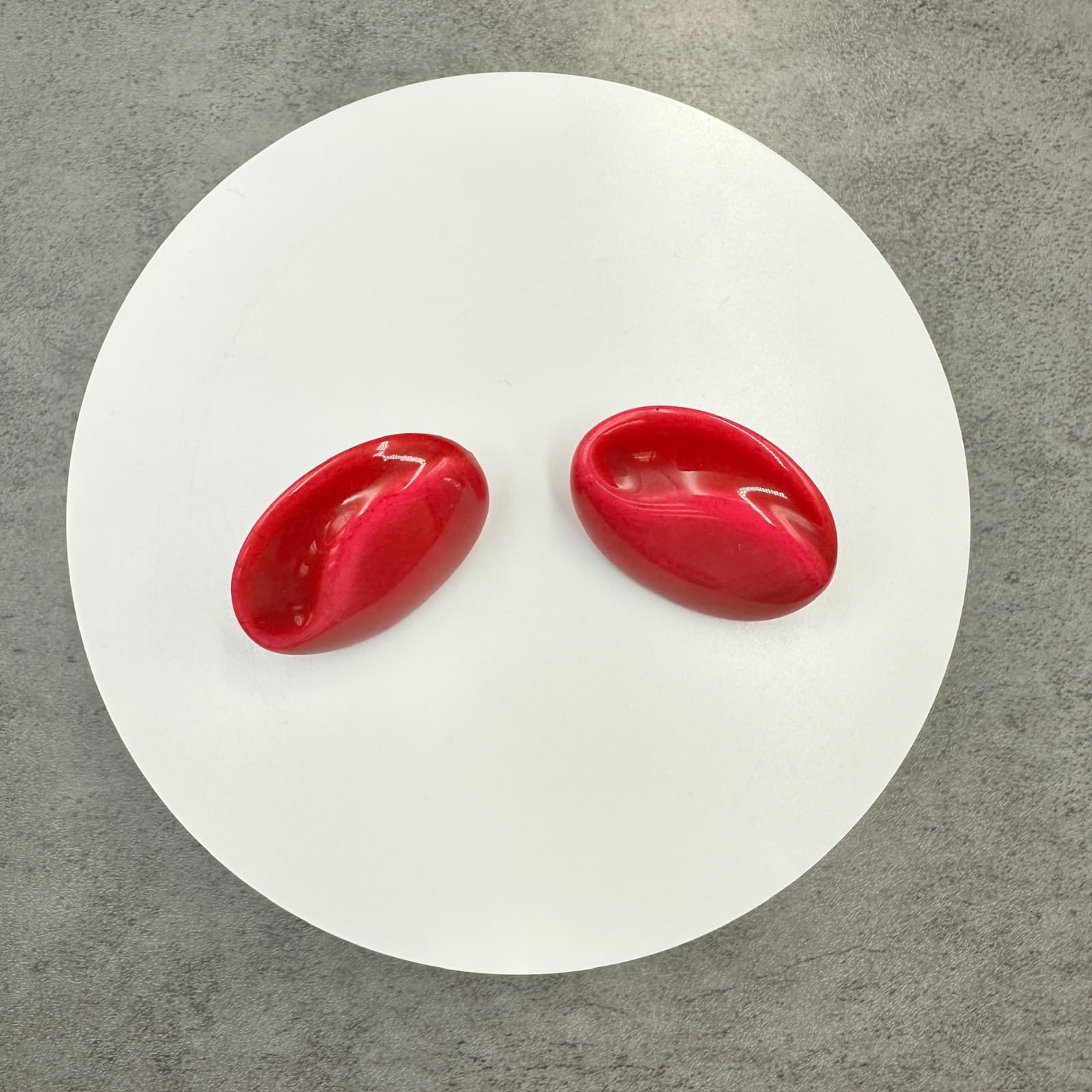 Bold Retro Red Clip-On Earrings w/ Sculpted Oval Design – Vintage Statement Pair - Thumbnail 3