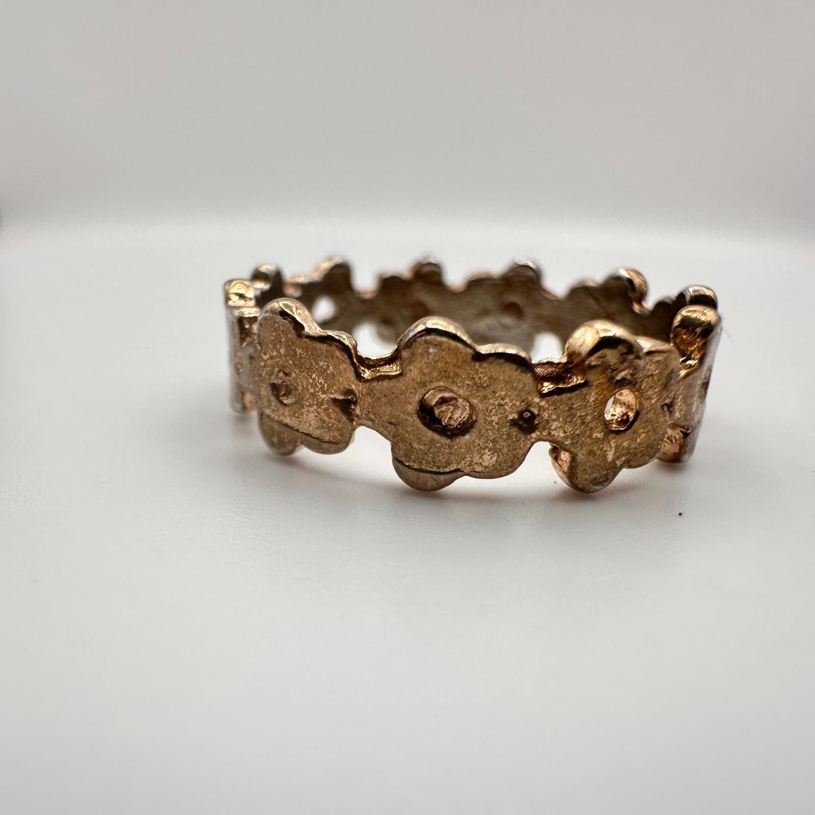 Vintage 80s Gold Tone Daisy Flower Band Ring Continuous Floral Pattern Jewelry - Thumbnail 4