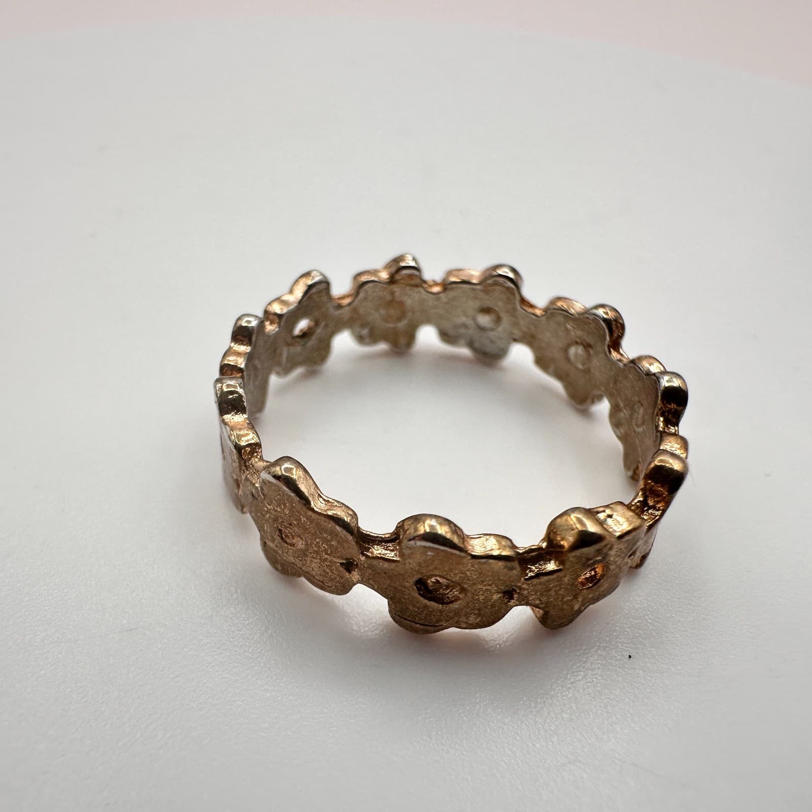 Vintage 80s Gold Tone Daisy Flower Band Ring Continuous Floral Pattern Jewelry - Thumbnail 2