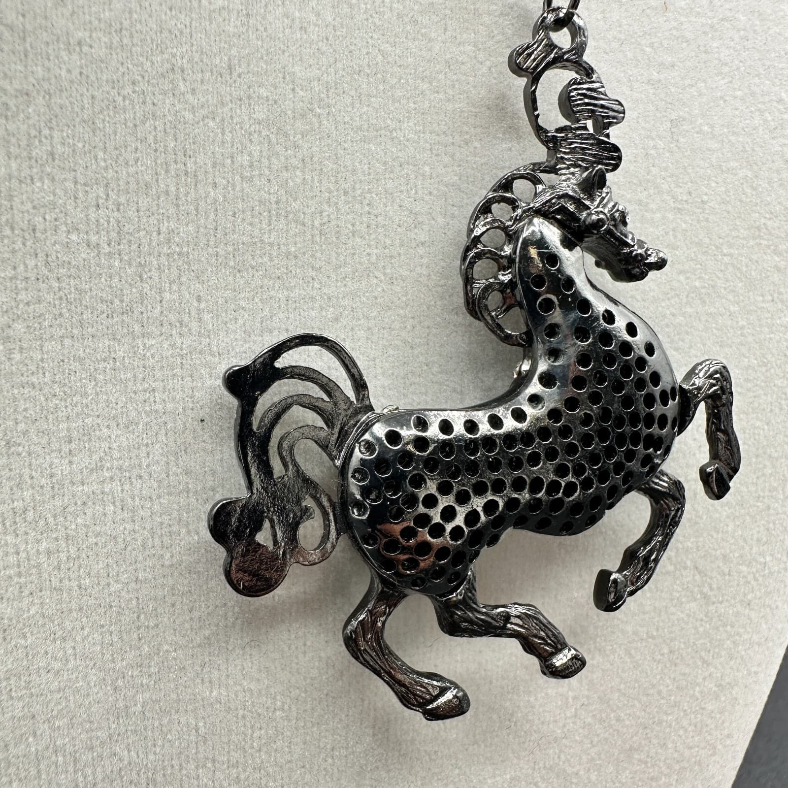 Vintage 90s Gunmetal Tone Black Horse Pendant Necklace Women's Classic Jewelry - Thumbnail 4