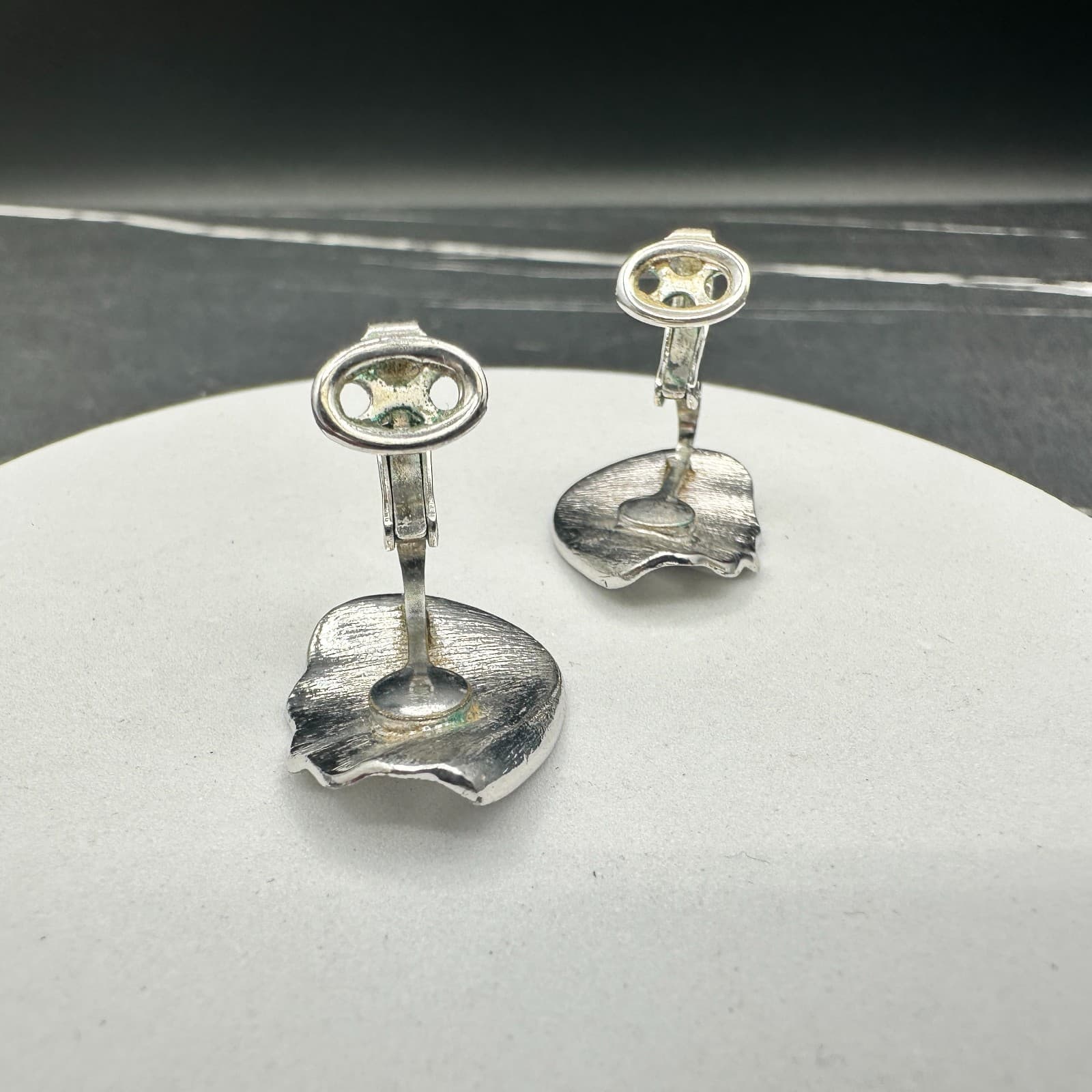 Vintage Silver Tone Ribbed Clam Shell Earrings Sculptural Clip Back Mod - Thumbnail 4