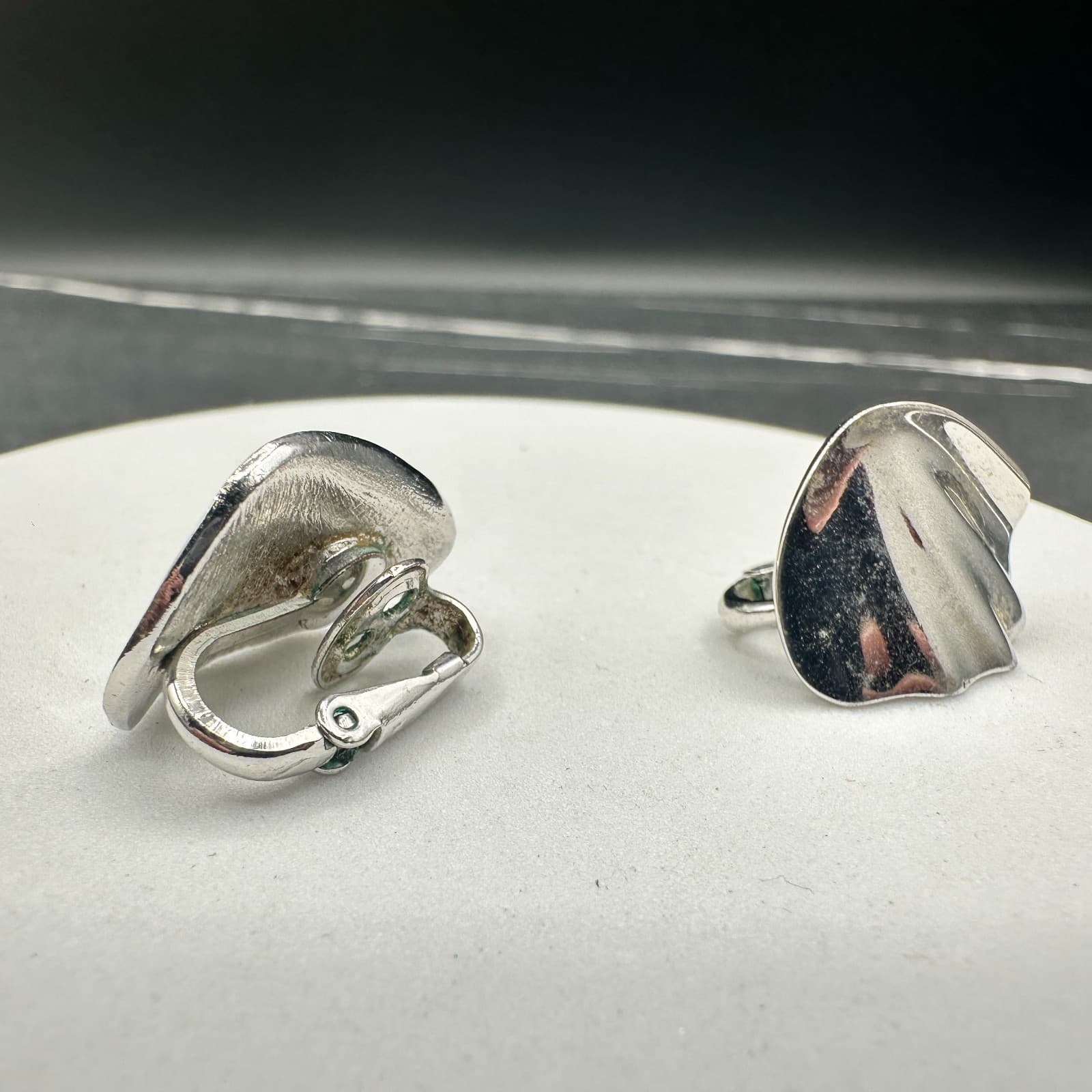 Vintage Silver Tone Ribbed Clam Shell Earrings Sculptural Clip Back Mod - Thumbnail 3