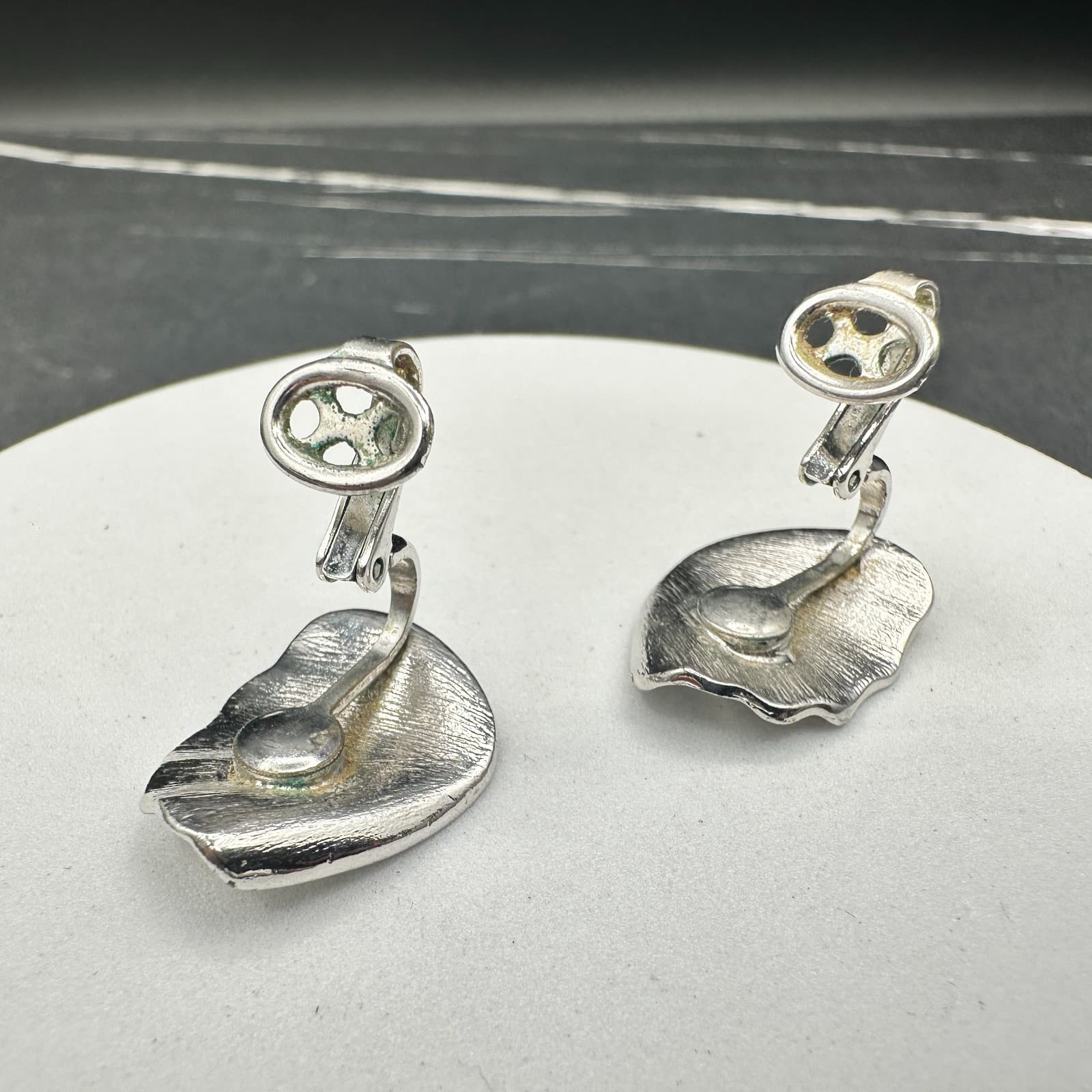 Vintage Silver Tone Ribbed Clam Shell Earrings Sculptural Clip Back Mod - Thumbnail 6