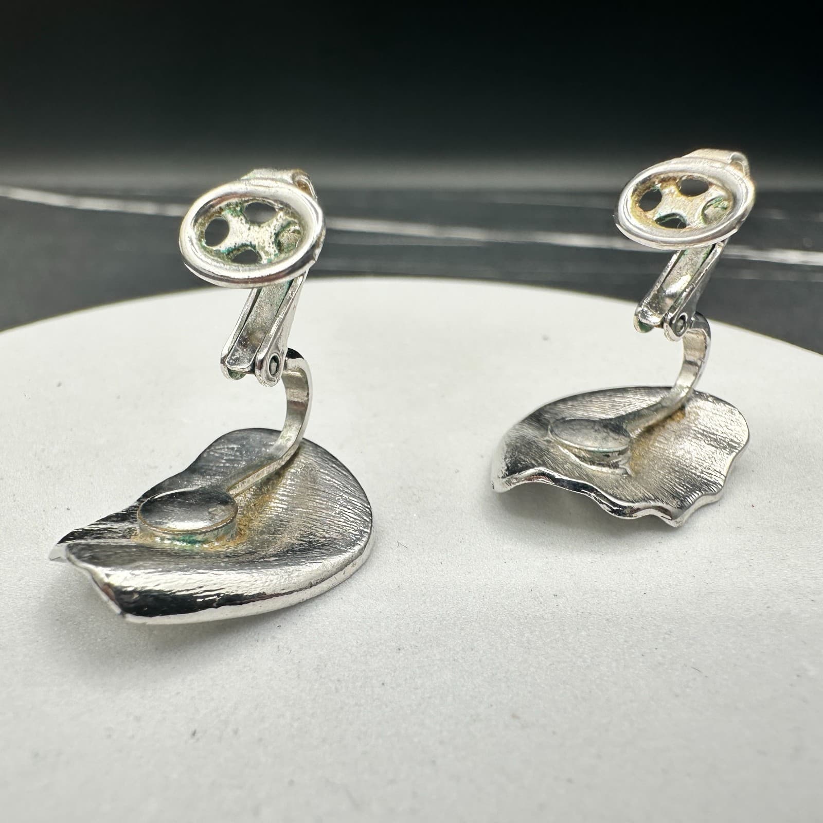 Vintage Silver Tone Ribbed Clam Shell Earrings Sculptural Clip Back Mod - Thumbnail 5