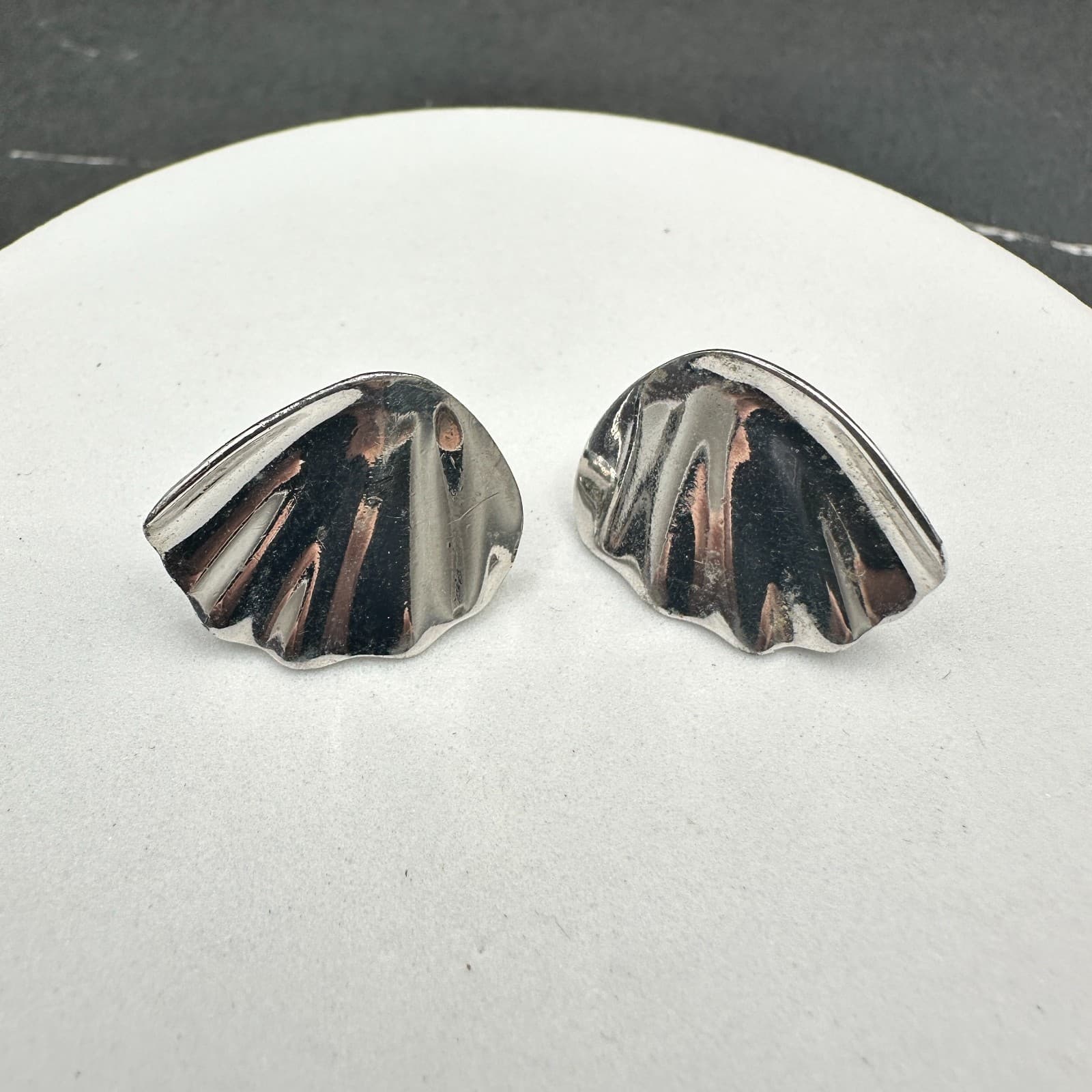 Vintage Silver Tone Ribbed Clam Shell Earrings Sculptural Clip Back Mod - Thumbnail 7