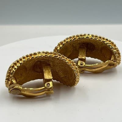 Vintage Gold Tone Black & Cream Cabochon Clip-On Earrings Textured Statement - Thumbnail 4