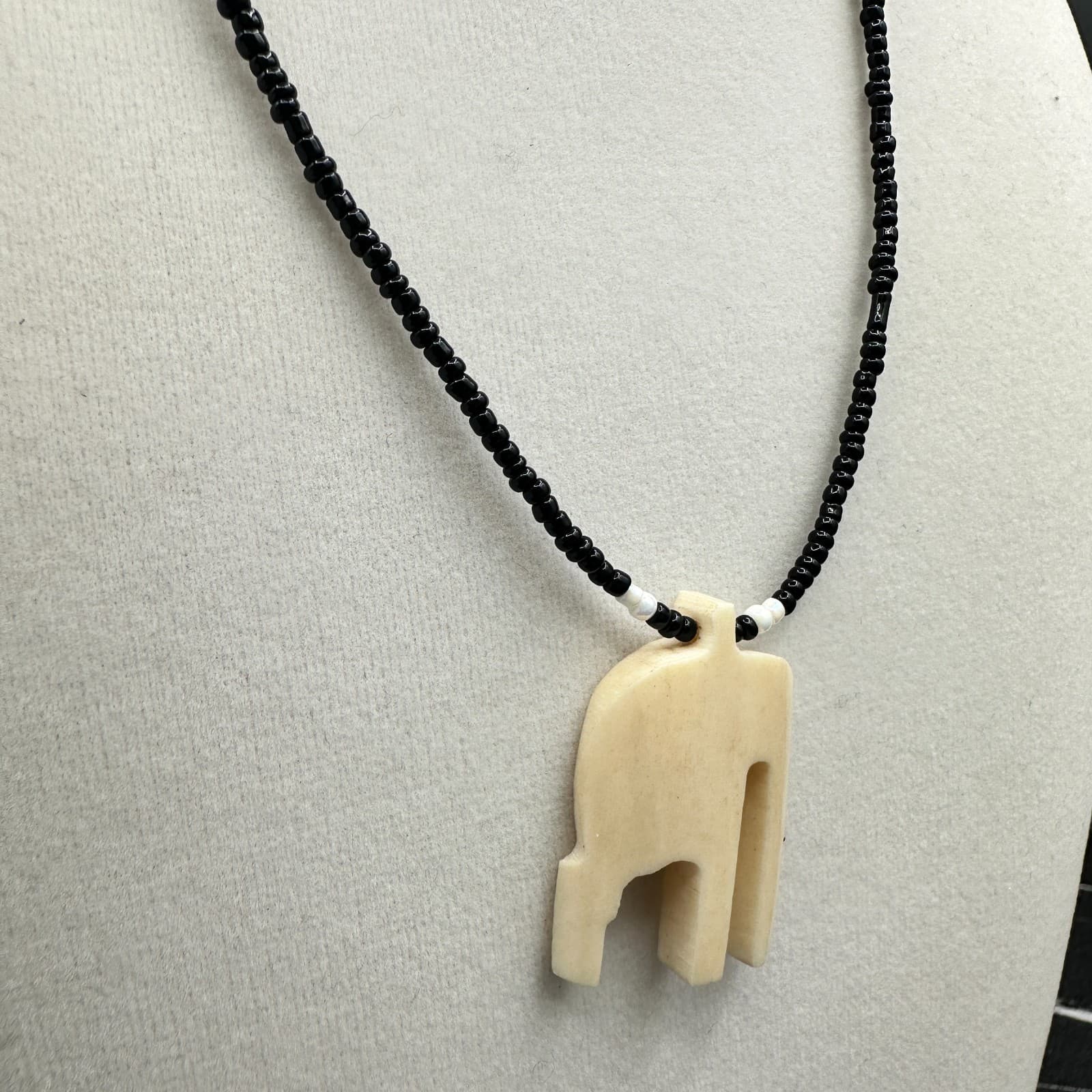 Vintage 90s Black Beaded Elephant Pendant Necklace Minimalist Women's Jewelry - Thumbnail 4