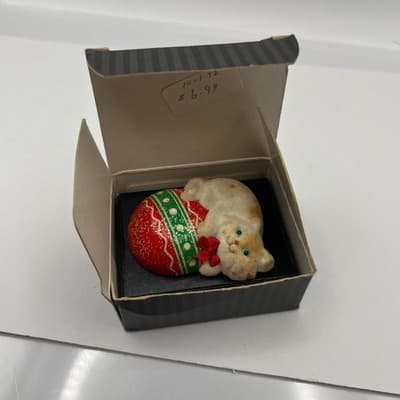 Vintage Avon Cuddly Kitty Musical Pin Christmas Ornament Cat Red Ball Boxed Rare - Thumbnail 7