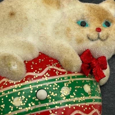 Vintage Avon Cuddly Kitty Musical Pin Christmas Ornament Cat Red Ball Boxed Rare - Thumbnail 2