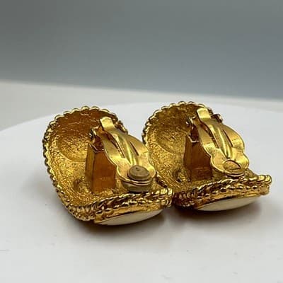 Vintage Gold Tone Black & Cream Cabochon Clip-On Earrings Textured Statement - Thumbnail 6