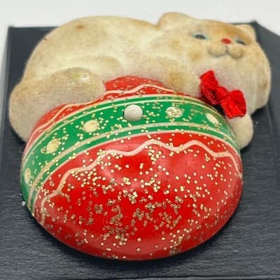 Vintage Avon Cuddly Kitty Musical Pin Christmas Ornament Cat Red Ball Boxed Rare - Thumbnail 3