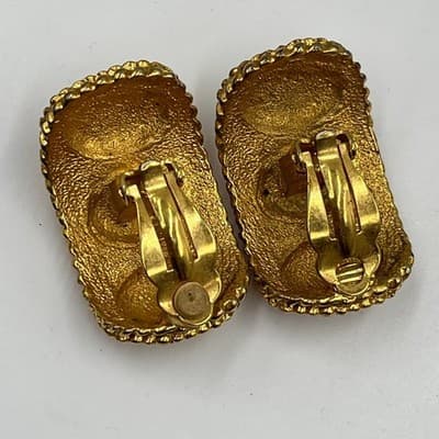 Vintage Gold Tone Black & Cream Cabochon Clip-On Earrings Textured Statement - Thumbnail 5