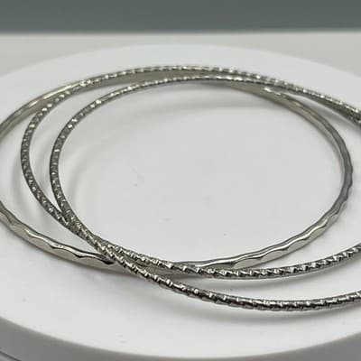 Vintage Set of 3 Silver Tone Textured Bangle Bracelets Hammered & Diamond Cut - Thumbnail 3