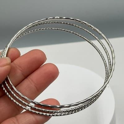 Vintage Set of 3 Silver Tone Textured Bangle Bracelets Hammered & Diamond Cut - Thumbnail 4