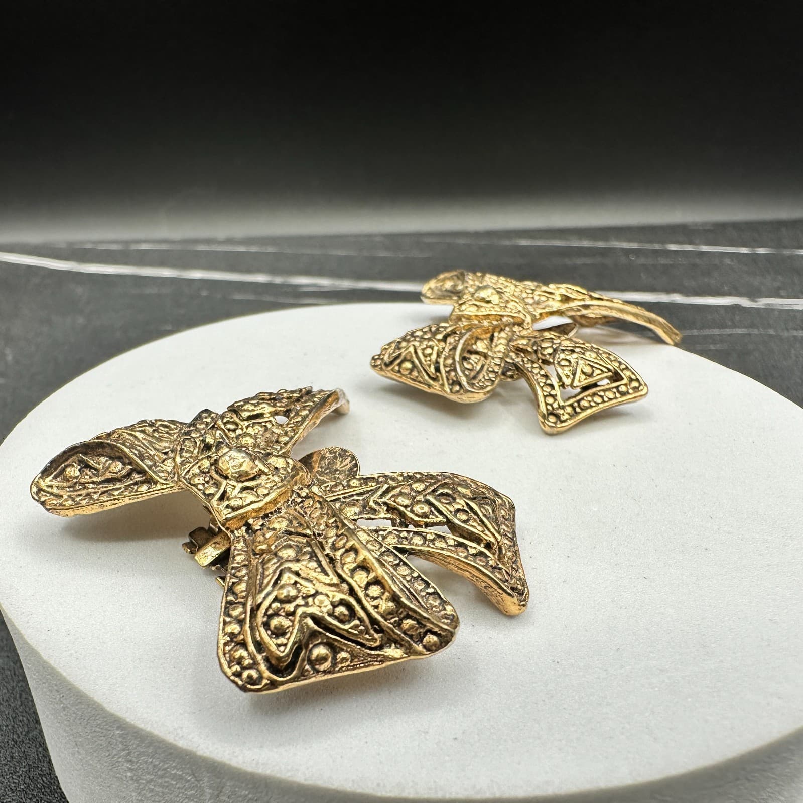 VTG Gold Tone Bow Clip On Earrings Textured Filigree Knot Statement Glam - Thumbnail 4