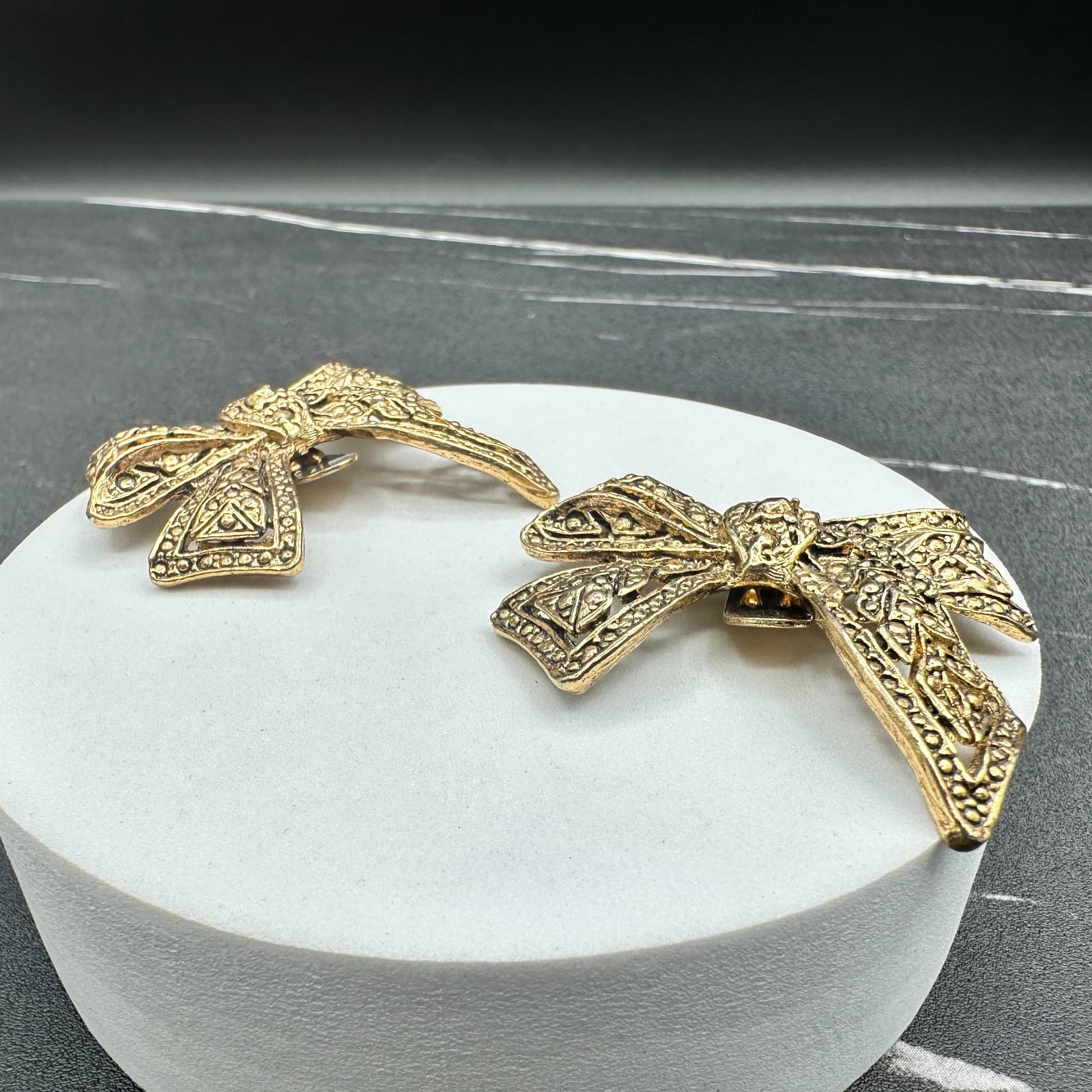 VTG Gold Tone Bow Clip On Earrings Textured Filigree Knot Statement Glam - Thumbnail 3
