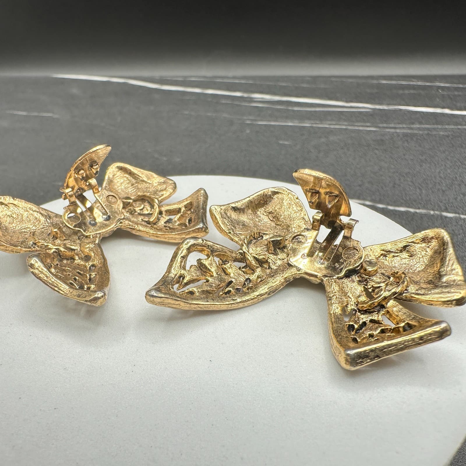 VTG Gold Tone Bow Clip On Earrings Textured Filigree Knot Statement Glam - Thumbnail 9