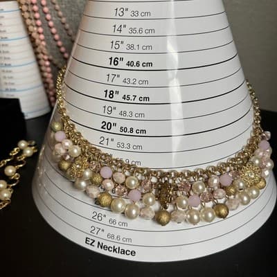 Vintage Pink Pearl Cluster Statement Necklace Gold Tone Floral Charm Bib Style - Thumbnail 7