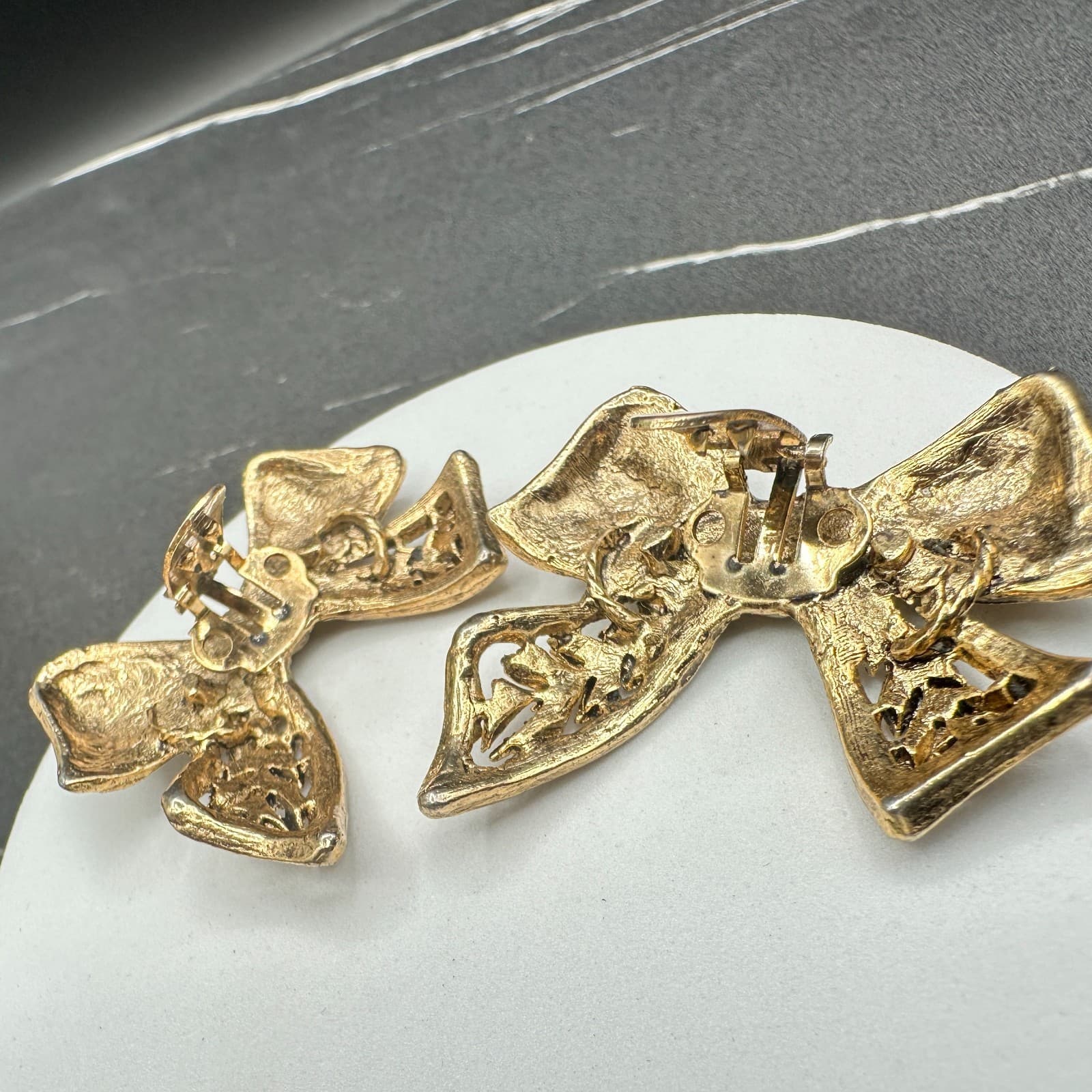 VTG Gold Tone Bow Clip On Earrings Textured Filigree Knot Statement Glam - Thumbnail 10