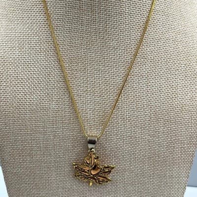 Vintage Gold Tone Maple Leaf Pendant Necklace Adjustable Chain Nature Jewelry - Thumbnail 3