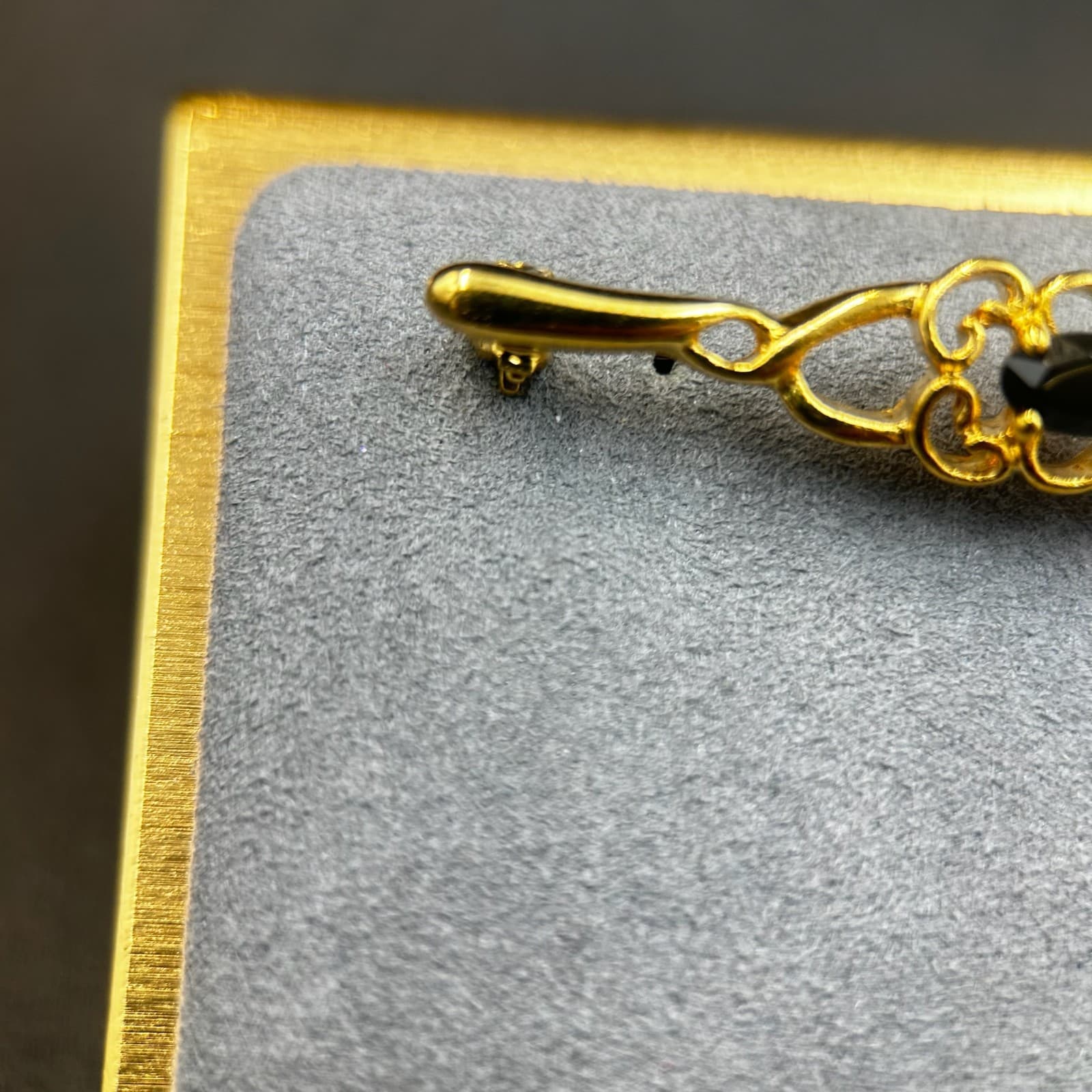 Vintage Edwardian Style Black Rhinestone Swirl Filigree Bar Brooch in Gold Plate - Thumbnail 5