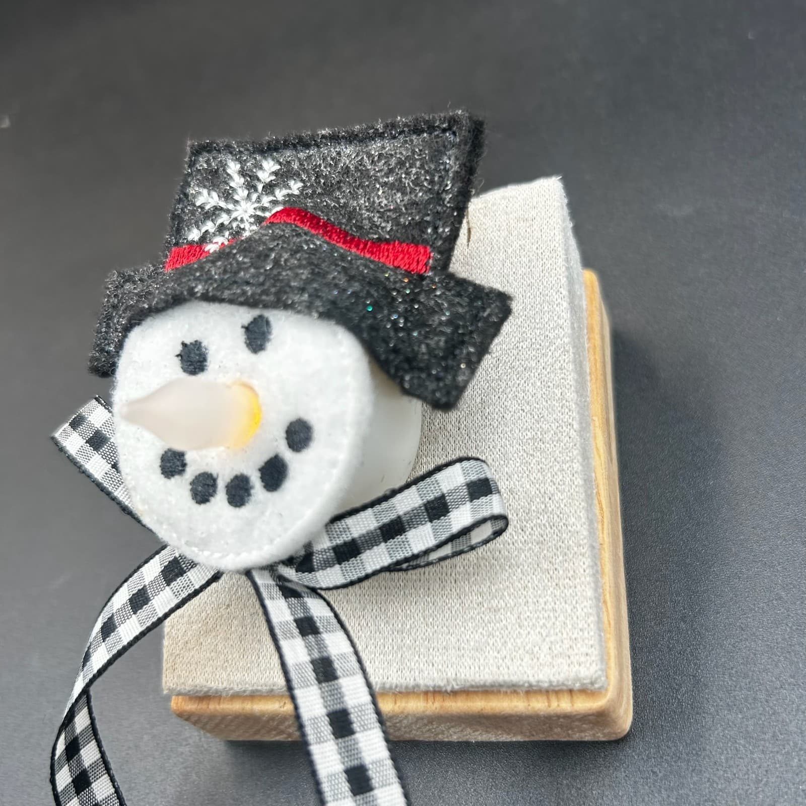 Vintage Tealight Snowman Brooch Pin - Felt Gingham Ribbon Holiday Accessory - Thumbnail 2