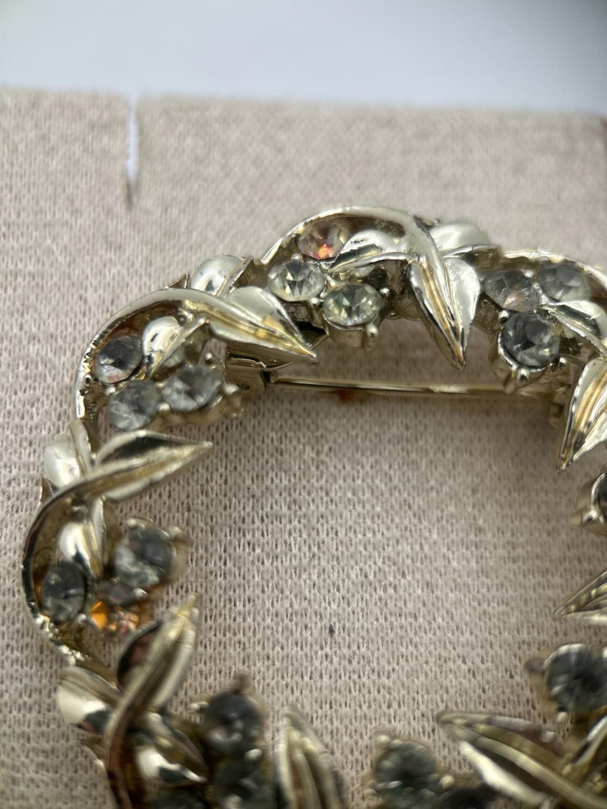 Vintage Rhinestone Wreath Brooch Silver Tone Circle Pin Sparkle Mid-Century - Thumbnail 3