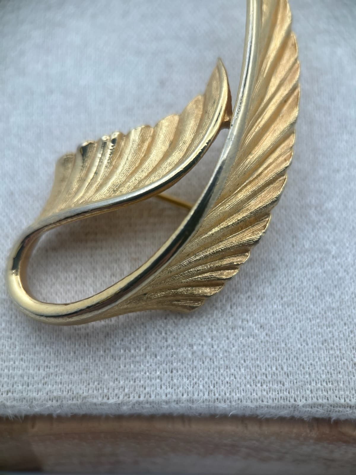 Vintage Brooch Gold Tone Leaf Elegant Curved Mid-Century Pin Feather - Thumbnail 9