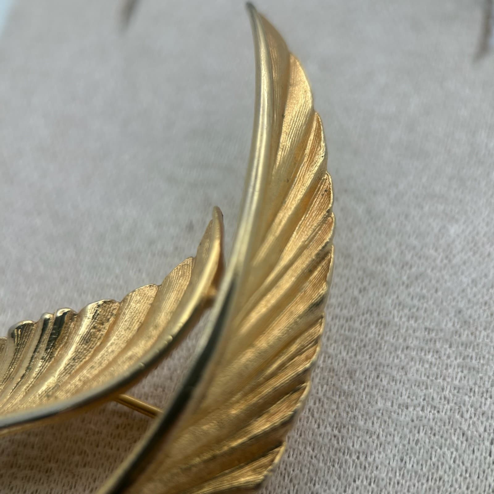 Vintage Brooch Gold Tone Leaf Elegant Curved Mid-Century Pin Feather - Thumbnail 4