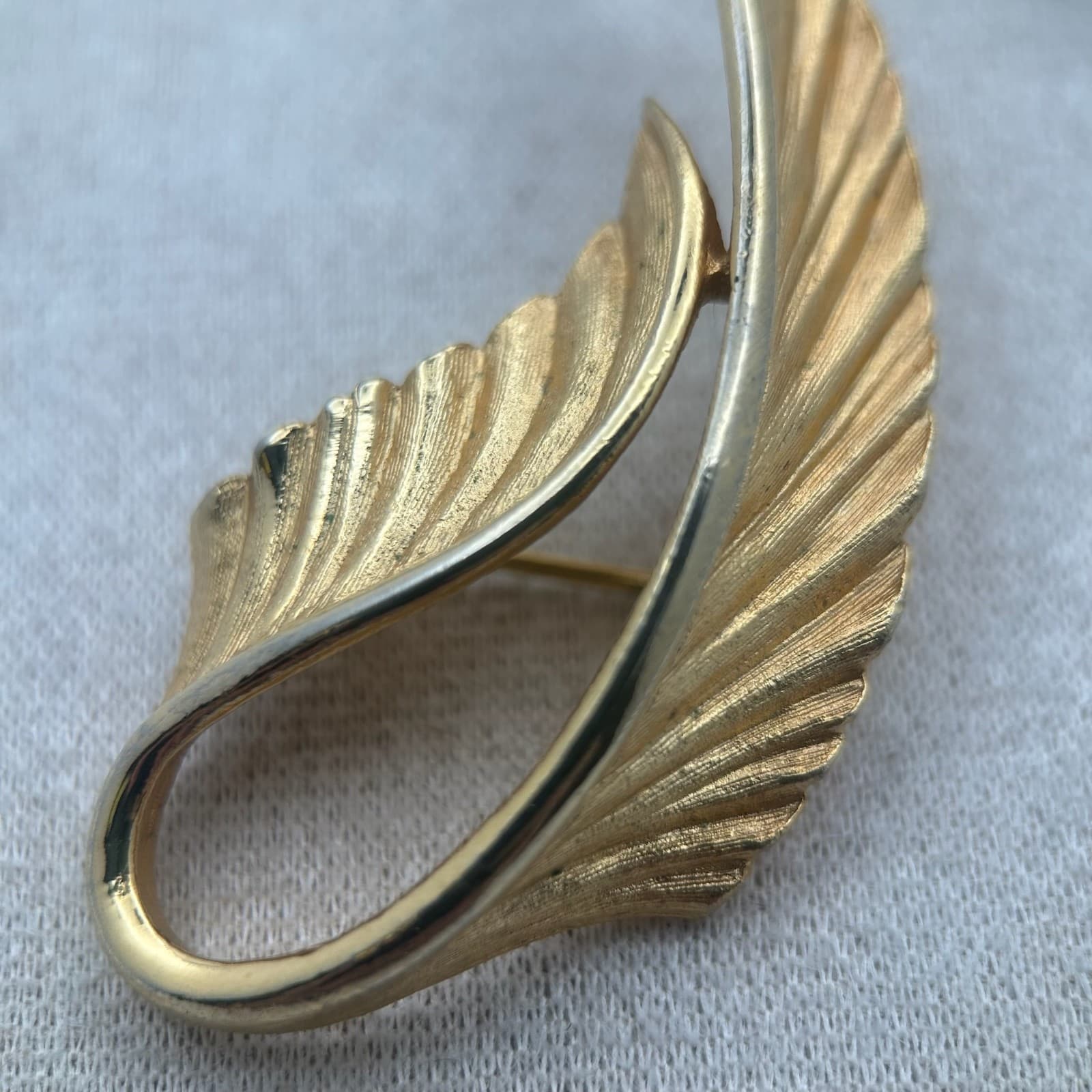 Vintage Brooch Gold Tone Leaf Elegant Curved Mid-Century Pin Feather - Thumbnail 2