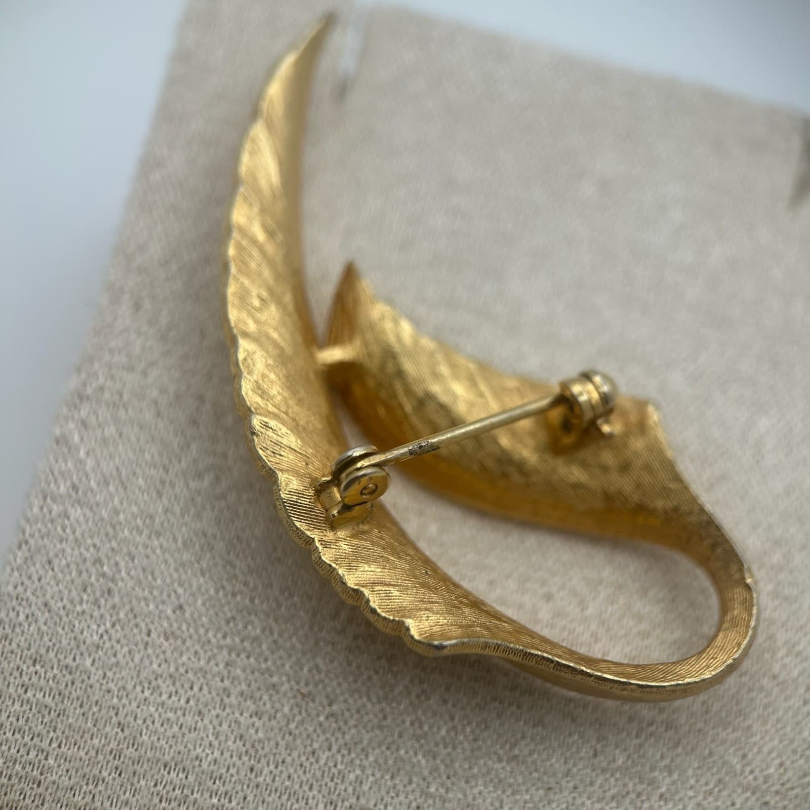 Vintage Brooch Gold Tone Leaf Elegant Curved Mid-Century Pin Feather - Thumbnail 5