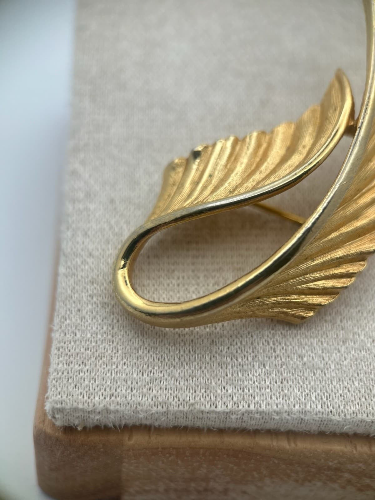 Vintage Brooch Gold Tone Leaf Elegant Curved Mid-Century Pin Feather - Thumbnail 12