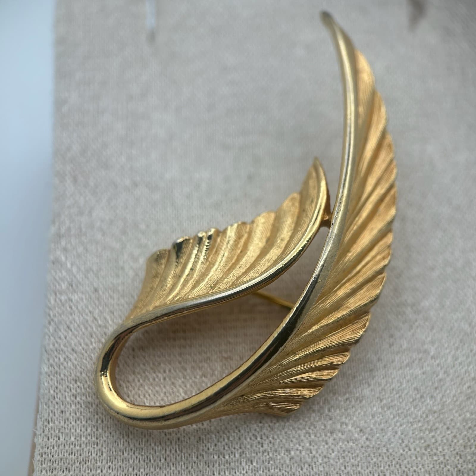 Vintage Brooch Gold Tone Leaf Elegant Curved Mid-Century Pin Feather - Thumbnail 8