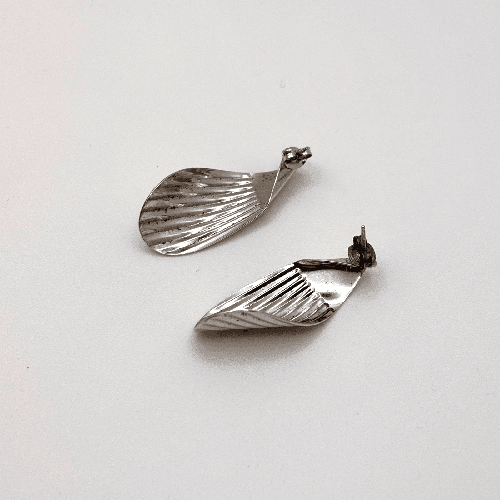 Vintage 80s Silver Tone Ribbed Wave Earrings Gold Accent Shell Style Post Pierce - Thumbnail 3