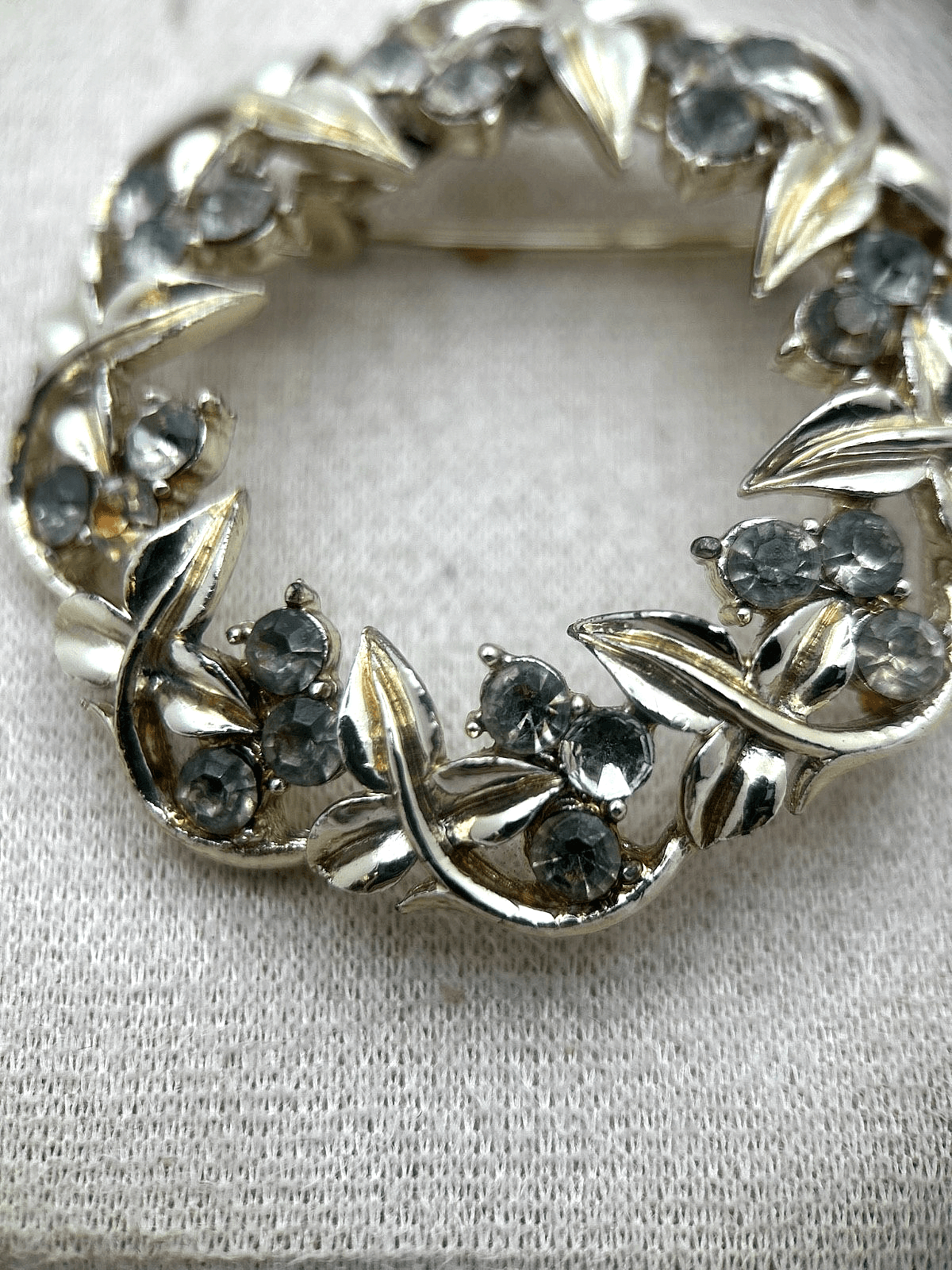 Vintage Rhinestone Wreath Brooch Silver Tone Circle Pin Sparkle Mid-Century - Thumbnail 2