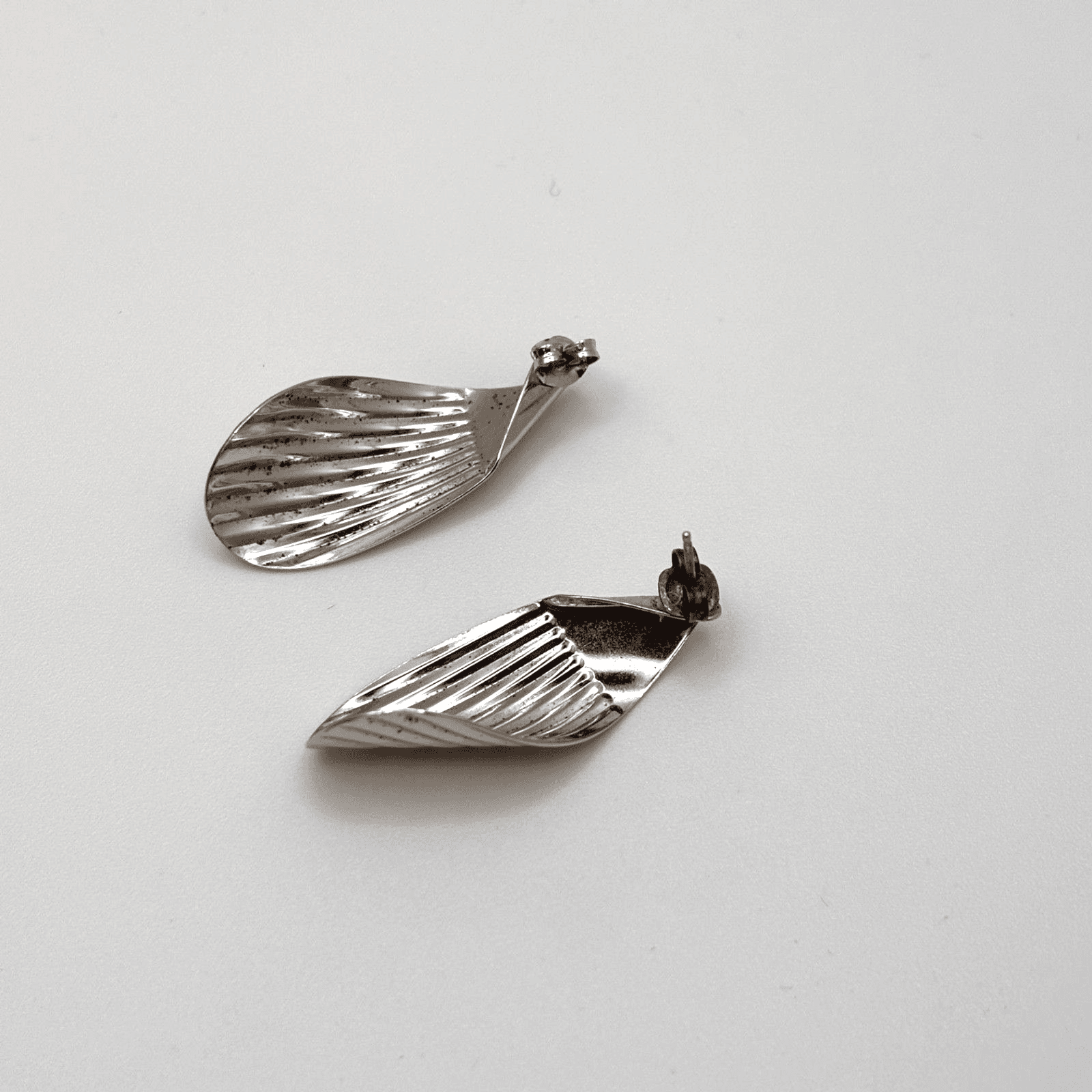 Vintage 80s Silver Tone Ribbed Wave Earrings Gold Accent Shell Style Post Pierce - Thumbnail 4