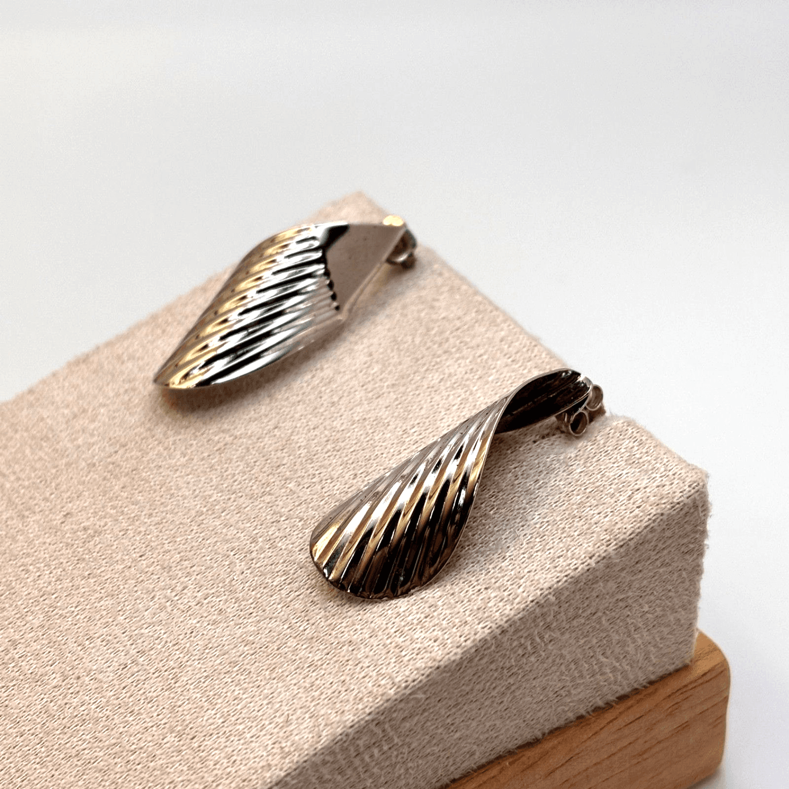 Vintage 80s Silver Tone Ribbed Wave Earrings Gold Accent Shell Style Post Pierce - Thumbnail 2