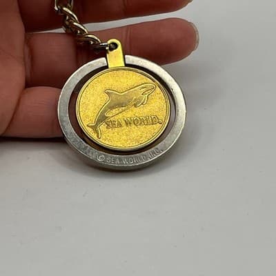 Vintage SeaWorld Shamu Orca Spinner Keychain Gold Silver Tone Souvenir Collector - Thumbnail 5