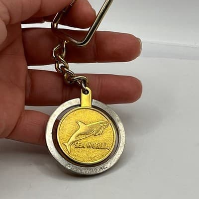 Vintage SeaWorld Shamu Orca Spinner Keychain Gold Silver Tone Souvenir Collector - Thumbnail 4