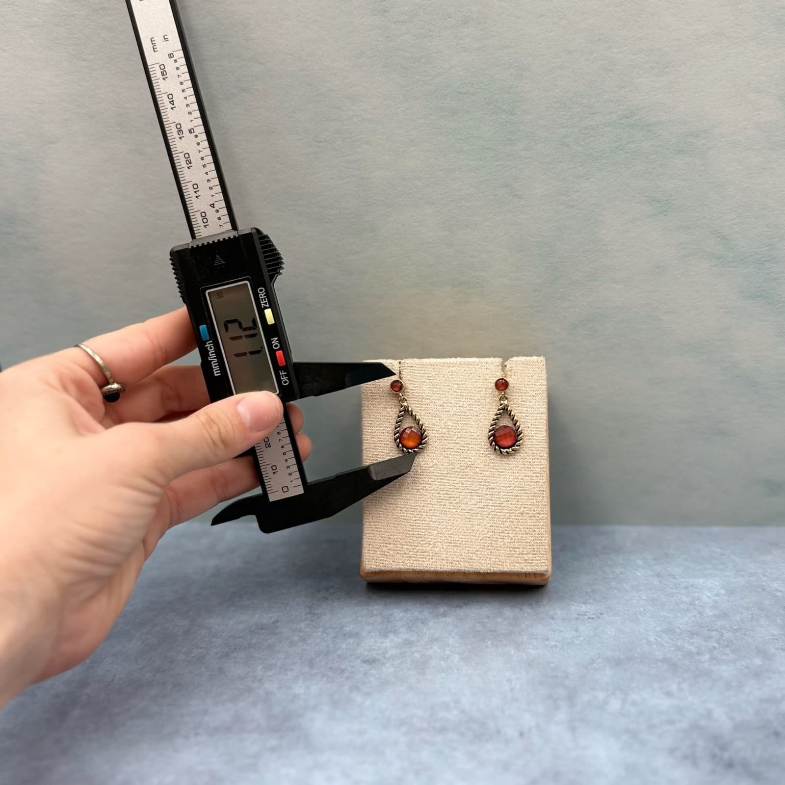 Vintage-Style Amber Teardrop Dangle Earrings Rope-Edge Gold-Tone Setting - Thumbnail 2