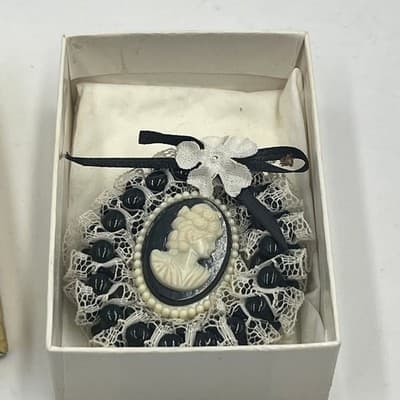 Victorian Style Cameo Brooch Pin Black & White Lace Ribbon Bead Detail Gold Box - Thumbnail 5