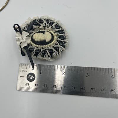 Victorian Style Cameo Brooch Pin Black & White Lace Ribbon Bead Detail Gold Box - Thumbnail 7