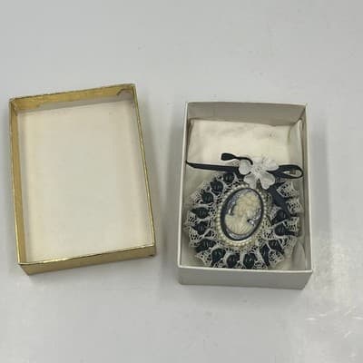 Victorian Style Cameo Brooch Pin Black & White Lace Ribbon Bead Detail Gold Box - Thumbnail 4