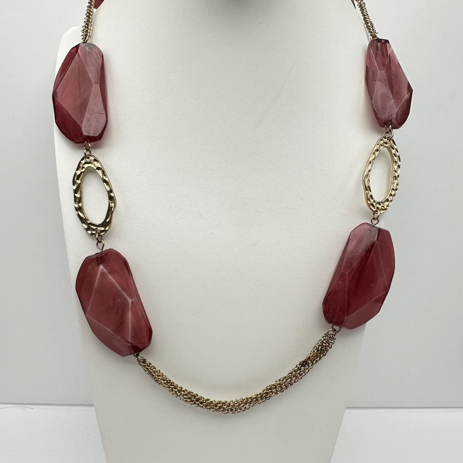 Vintage Y2K Chunky Burgundy Stone Resin Necklace Gold Tone Hammered Links - Image 1