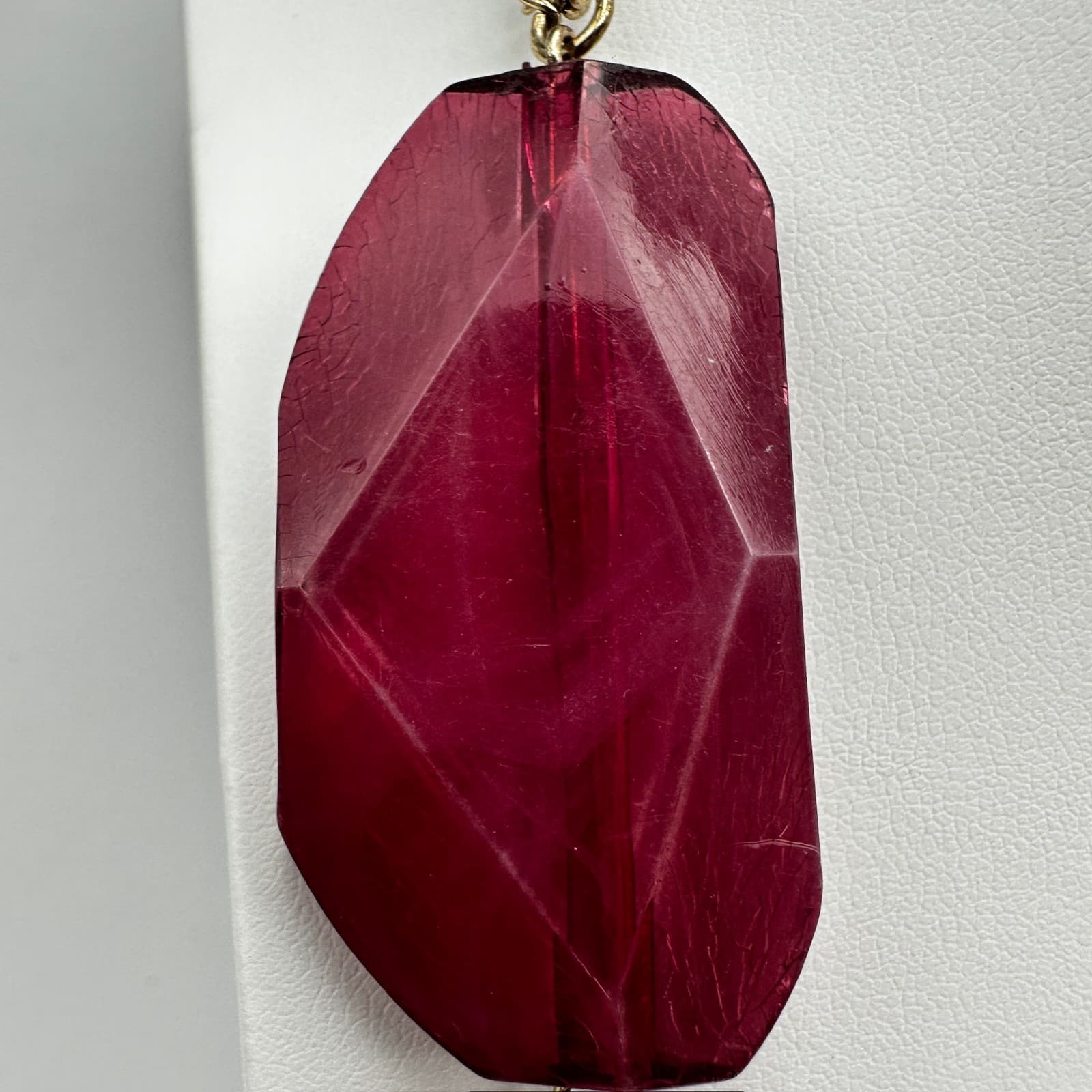 Vintage Y2K Chunky Burgundy Stone Resin Necklace Gold Tone Hammered Links - Thumbnail 5