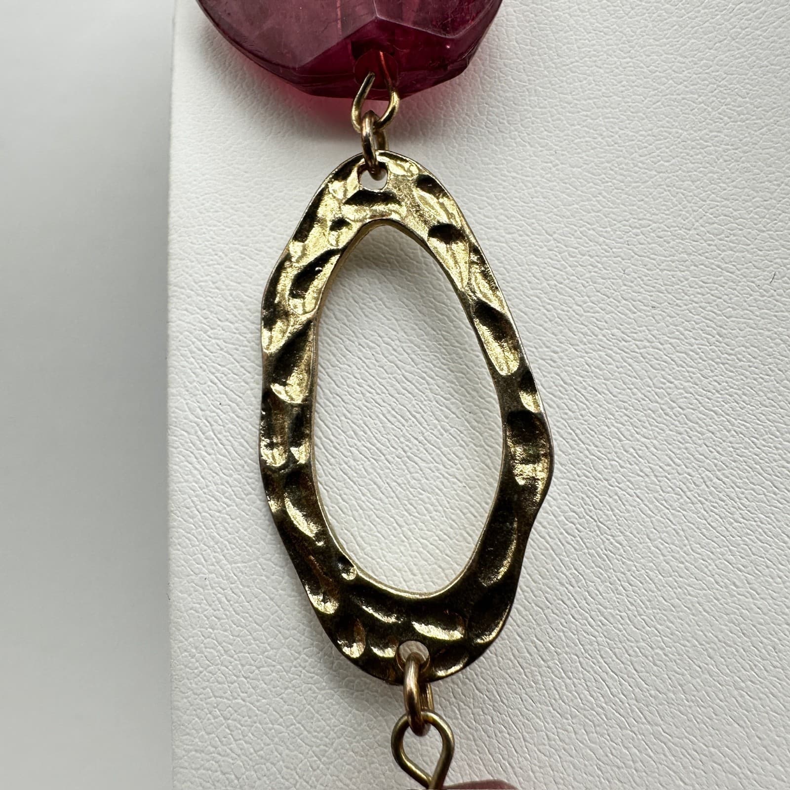 Vintage Y2K Chunky Burgundy Stone Resin Necklace Gold Tone Hammered Links - Thumbnail 4