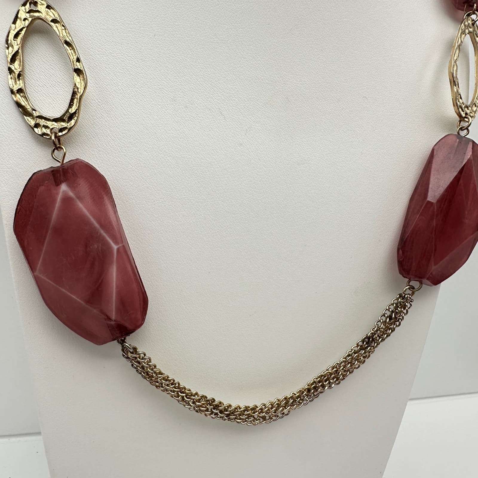 Vintage Y2K Chunky Burgundy Stone Resin Necklace Gold Tone Hammered Links - Thumbnail 2