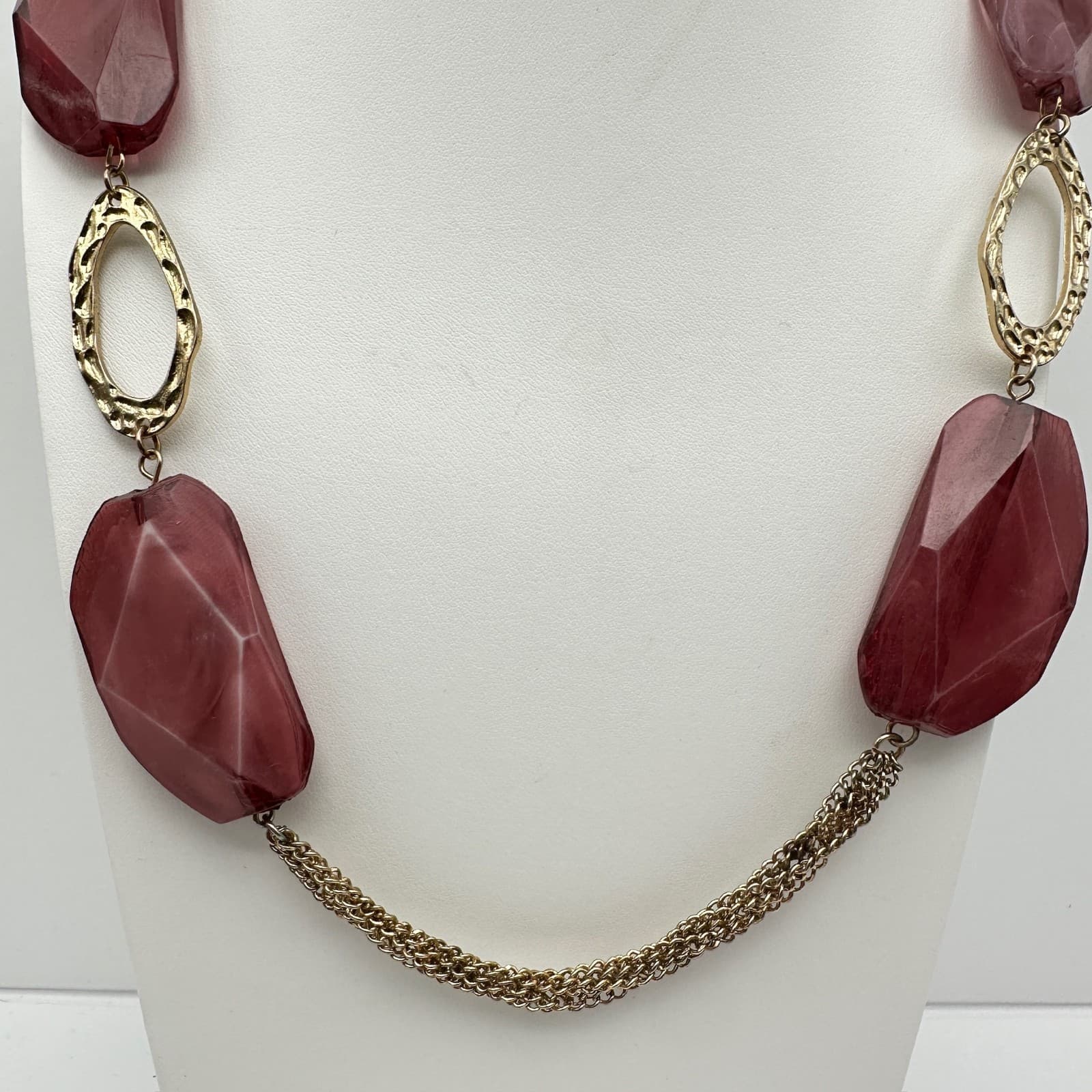 Vintage Y2K Chunky Burgundy Stone Resin Necklace Gold Tone Hammered Links - Thumbnail 9